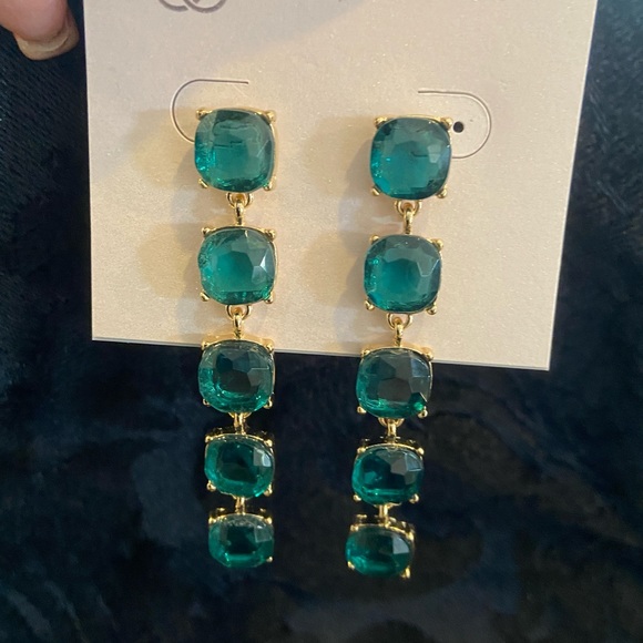 NWOT- FABULOUS EMERALD STYLE DROP EARRINGS - Picture 8 of 9